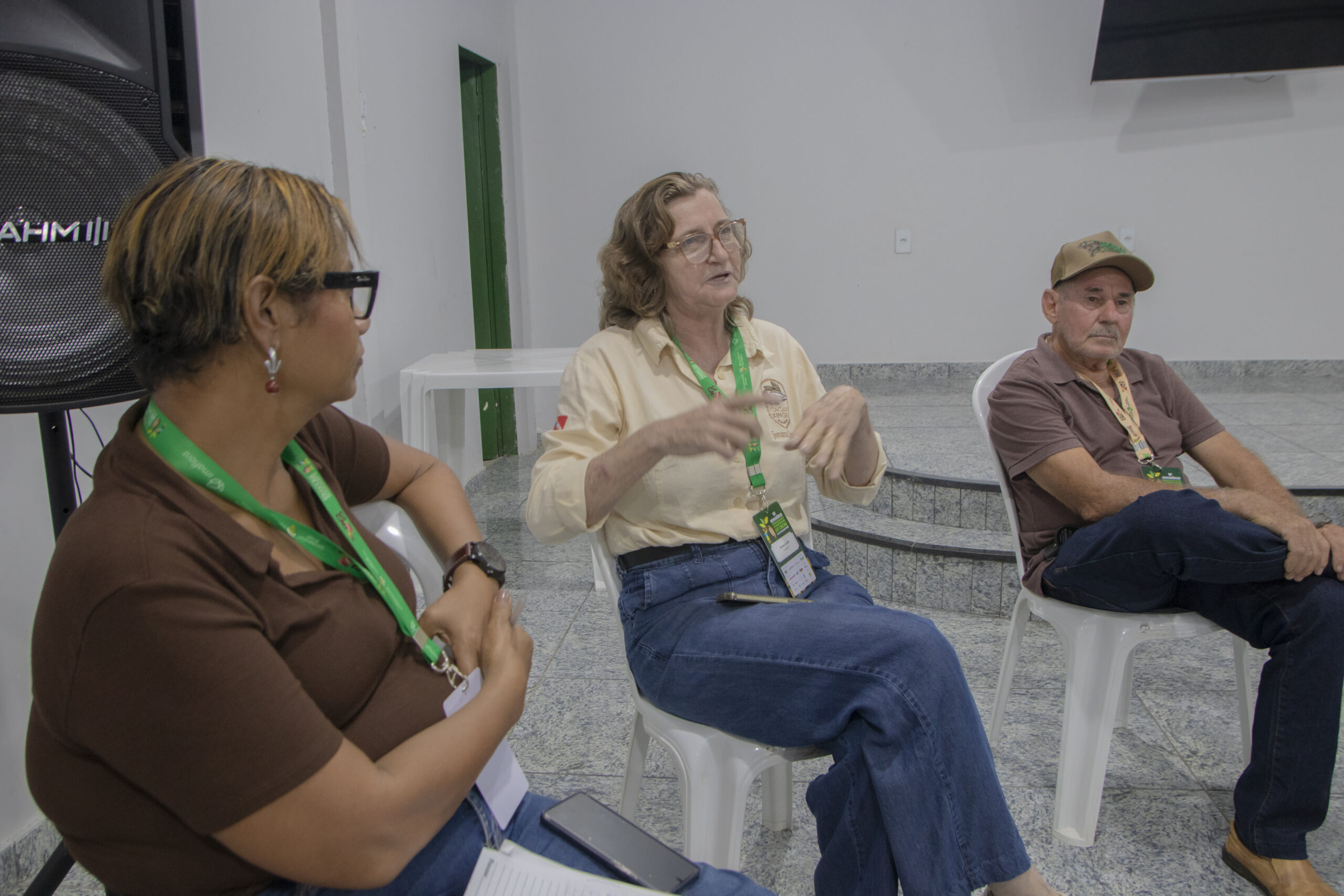 Produtores, estudantes e especialistas participam de discussão em grupo sobre sistemas agroflorestais adaptados à realidade da Transamazônica.