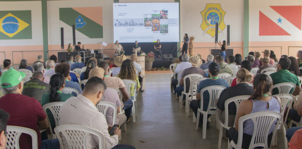 Público acompanha a abertura do 4º Seminário de Manejo de Alta Produtividade do Cacau no Complexo Esportivo da Vila Brasil, em Uruará (PA).